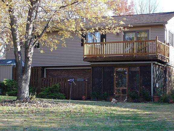 Deck, screen porch & hot tub