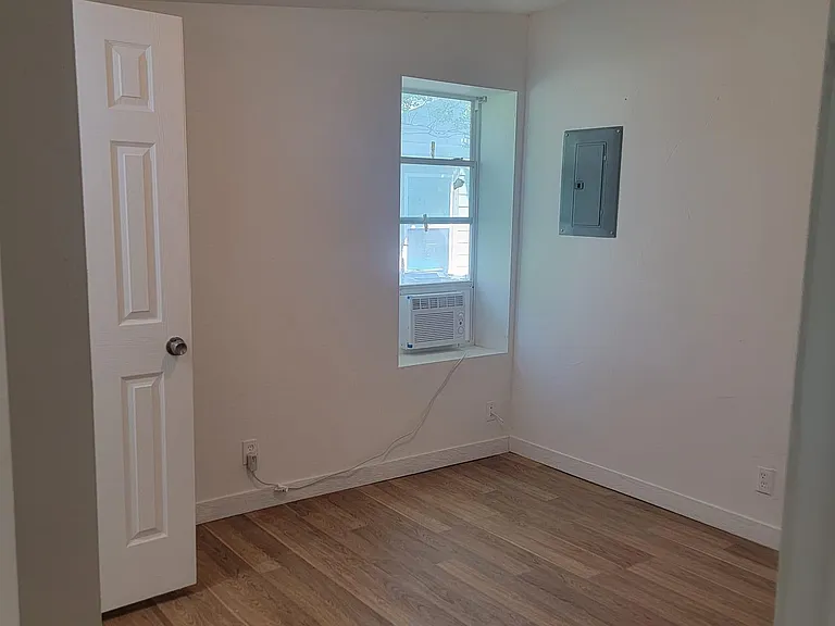 1031 W Bullock St #1 — Photo 7