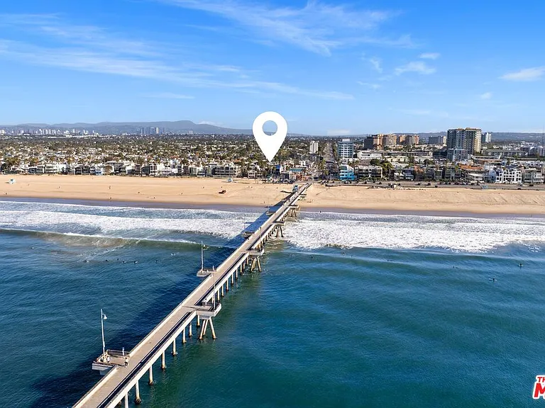3007 Ocean Front Walk — Photo 2