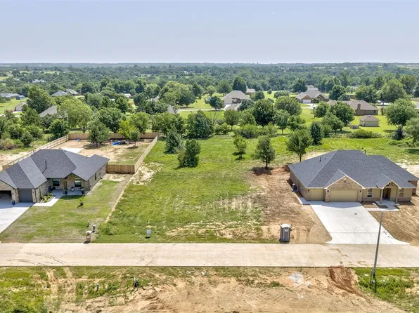1952 Castle Dr, Guthrie, OK 73044