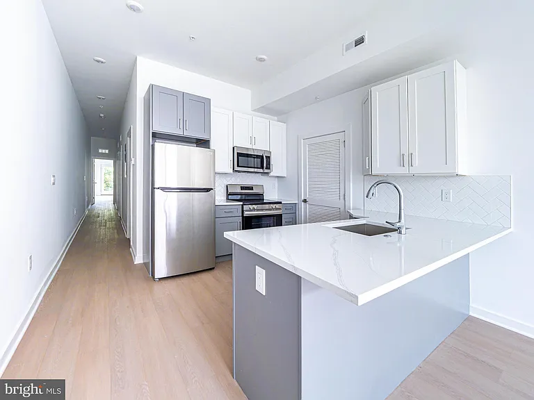2403-2407 W Thompson St #3 — Photo 4