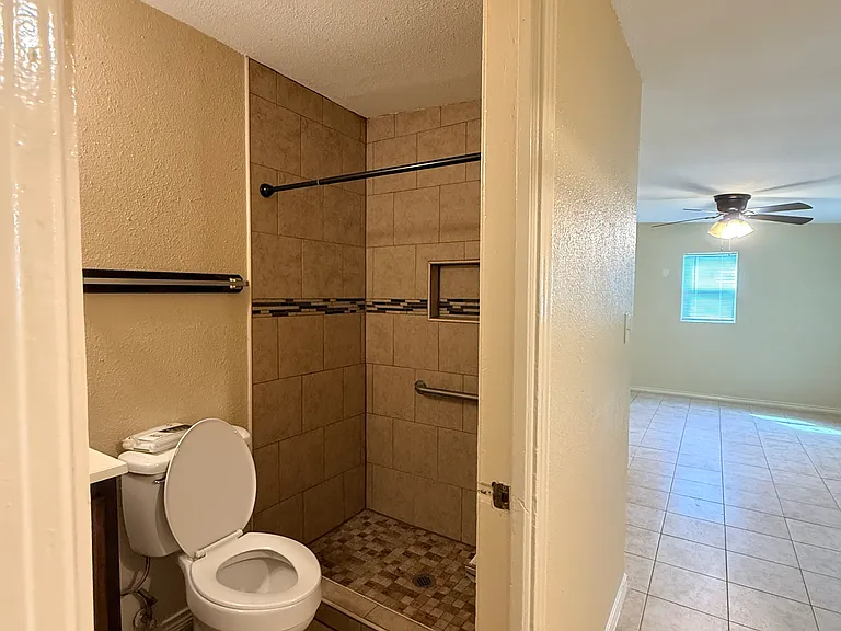 45 Central Park Dr — Photo 4