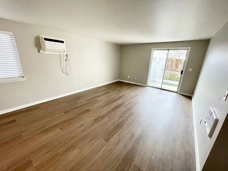 Driscoll Ln. 4-Plex — Photo 9