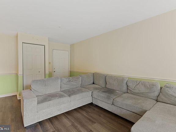 4th image of 308 Blue Water Ct Unit 102