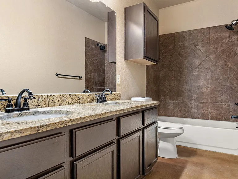 1066 Carolyn Cv — Photo 12