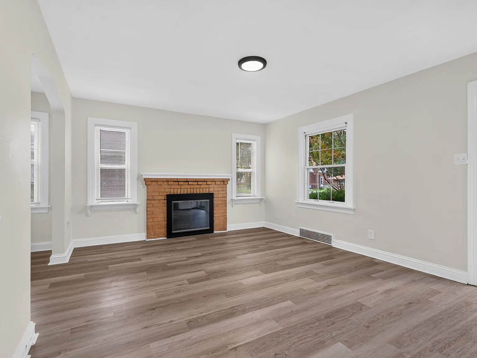 4 bed, 1357 sqft, $2,000 — Photo 4