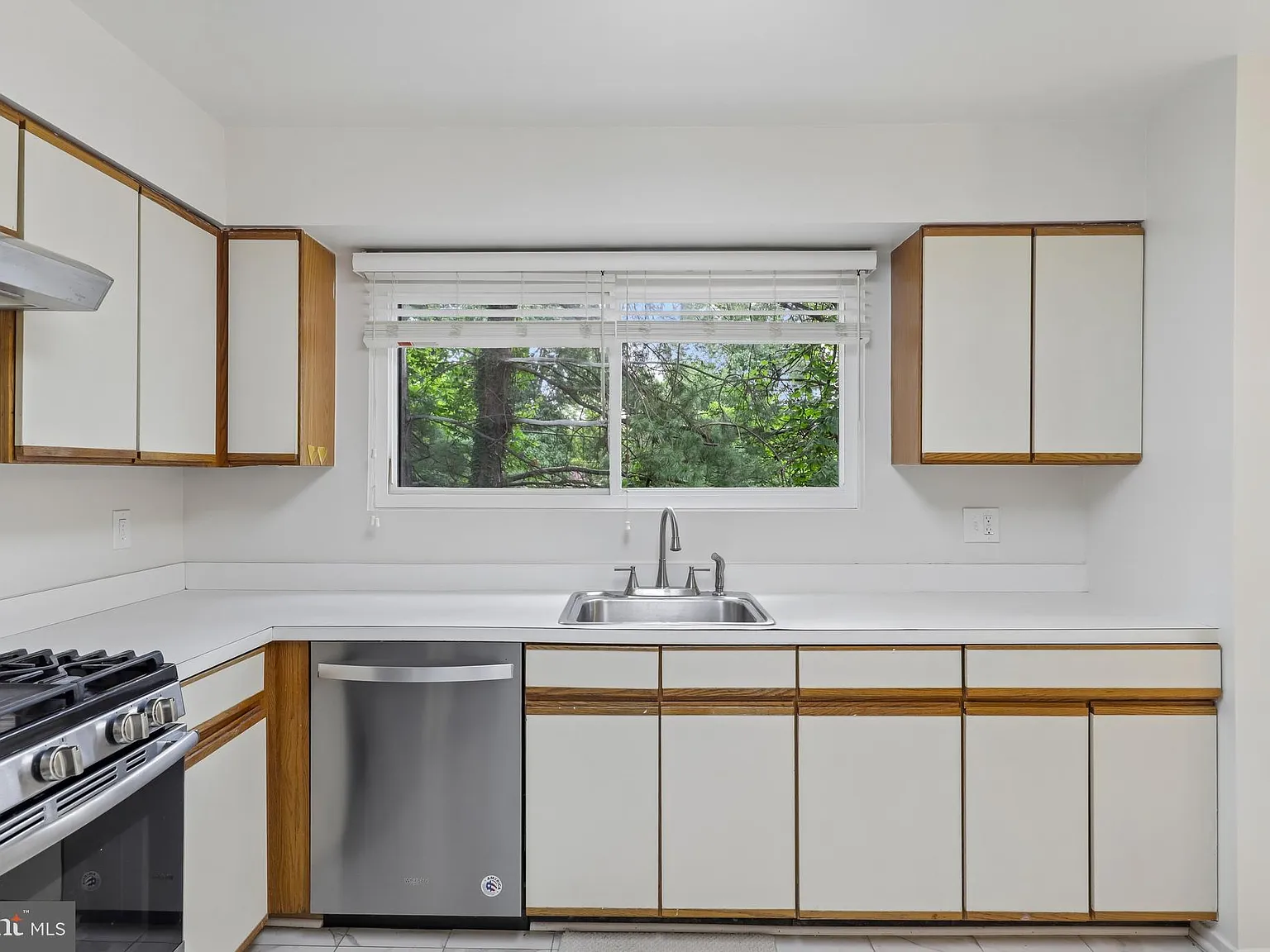 3 bed, 3.5 bath, 2060 sqft, $3,650 — Photo 4
