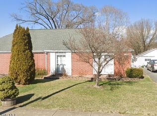 305 Cherokee Village Dr, Kingsport, TN 37660