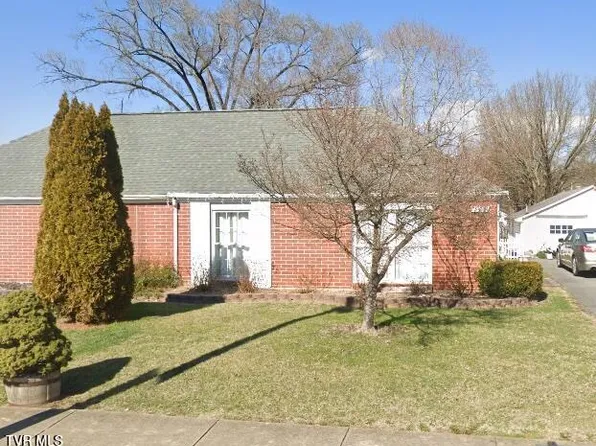 305 Cherokee Village Dr, Kingsport, TN 37660