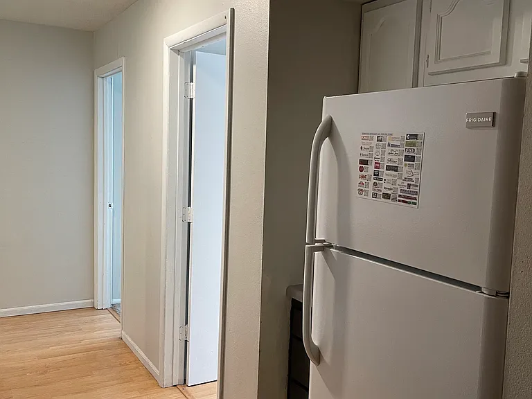 515 E Burlington St #11 — Photo 3