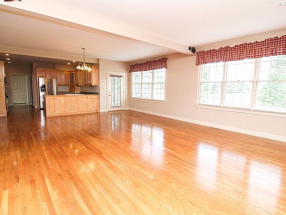 4th image of 432 Barroway Ln