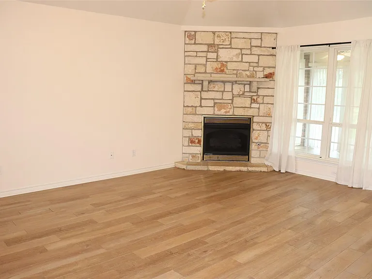 211 Fox Xing — Photo 3