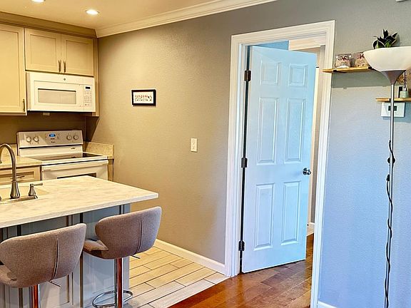 4th image of 2023 Castlebury Dr