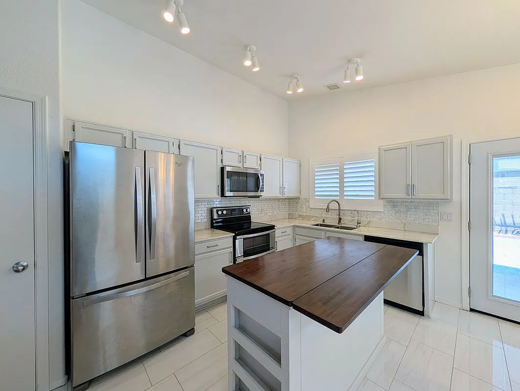 3 bed, 2.0 bath, 1444 sqft, $2,198 — Photo 1