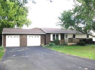 24890 Indian Ridge Rd, Sterling, IL 61081