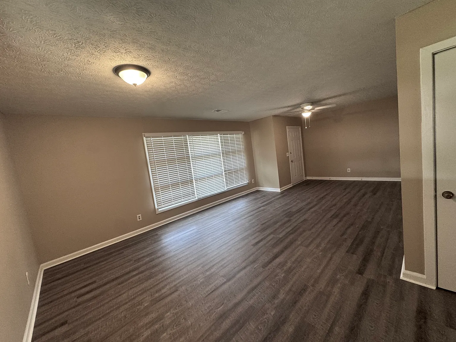 3 bed, 969 sqft, $1,300 — Photo 3