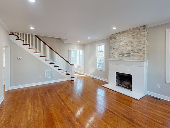 5th image of 820 N Kenmore St