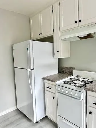 2 bed, 1.5 bath, 690 sqft, $2,400 — Photo 3