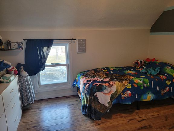 4th image of 933 Labree Ave N