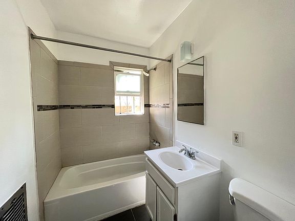3rd image of 526 N Van Ness Ave APT 2