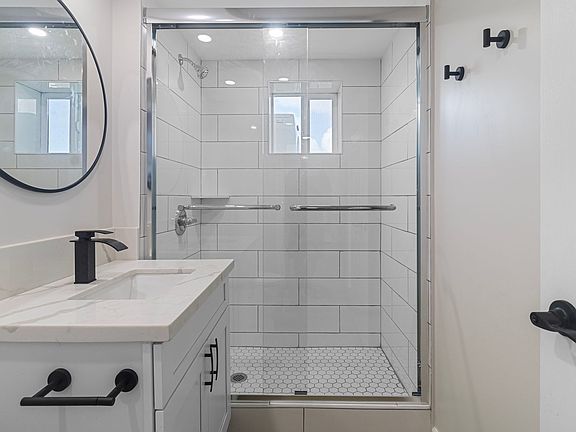 4th image of 54 Maluniu Ave #204
