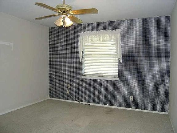 4th image of 1608 Oakridge Dr