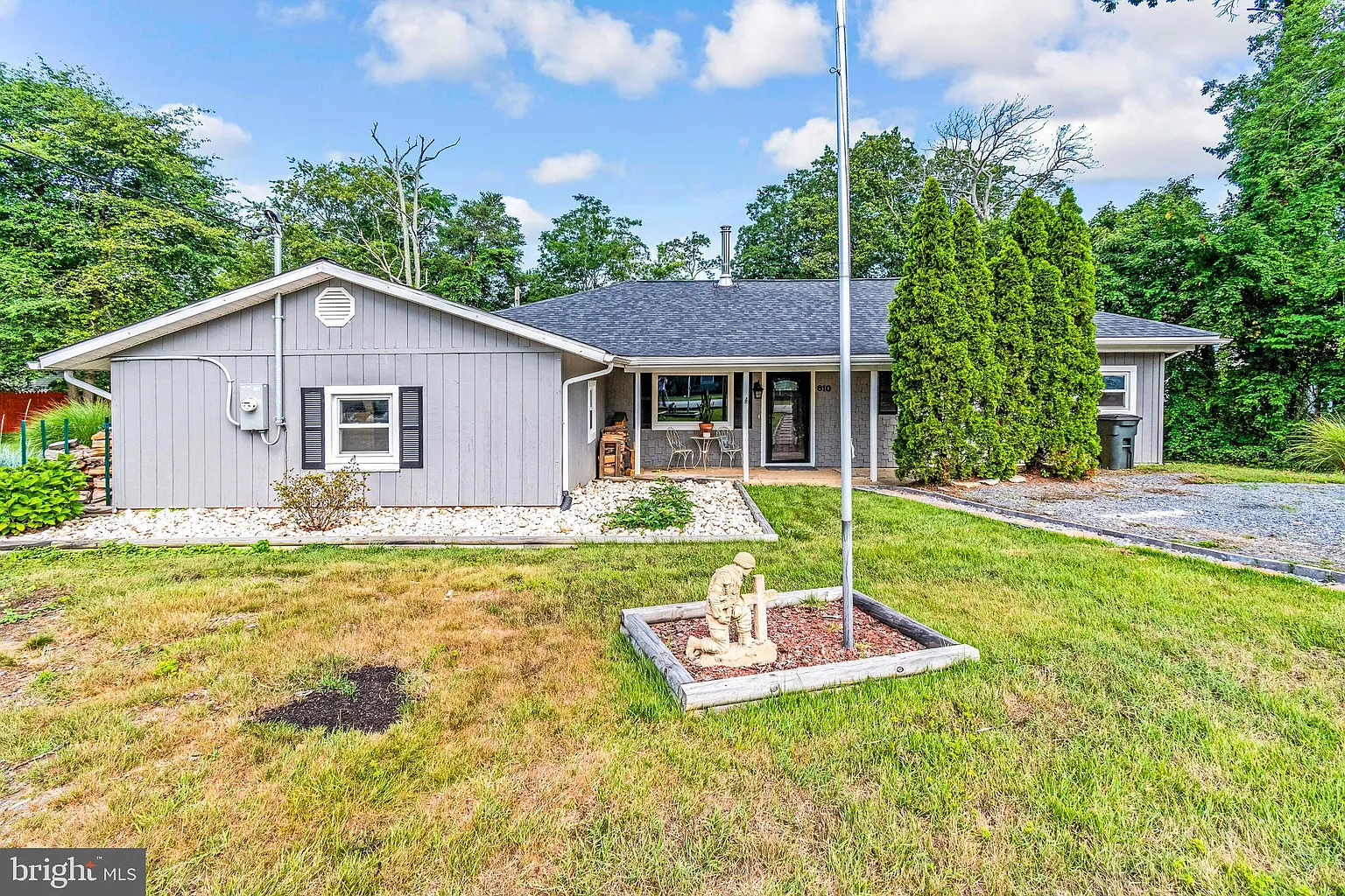610 Laurel Dr photo 1