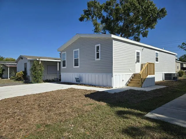 3 bed, 2.0 bath, 1344 sqft, $2,200 — Photo 1
