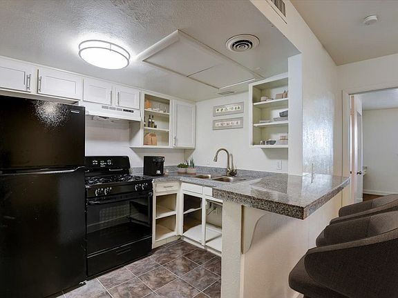 2nd image of 1607 W Oak St #4353779