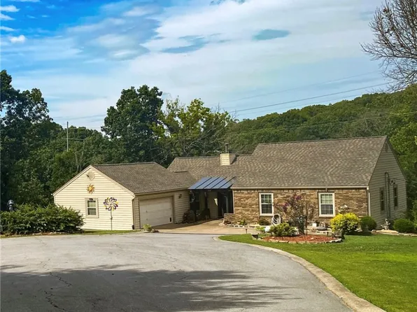 218 Redbud Ln NE, Gravette, AR 72736