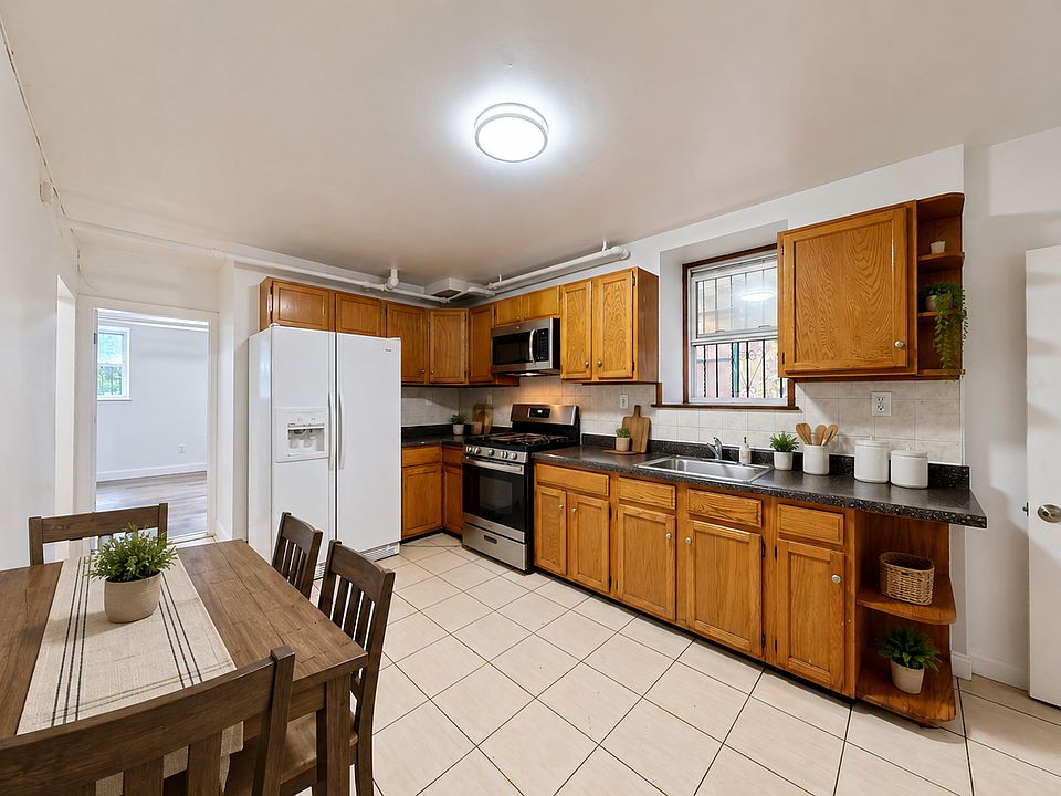 Kitchen (virtually staged)
