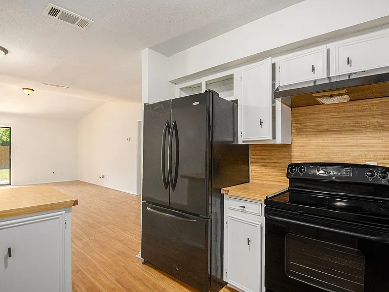 6819 W Cleburne Rd — Photo 11