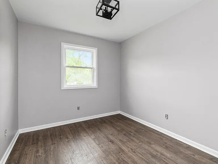 1520 Thames Dr — Photo 14