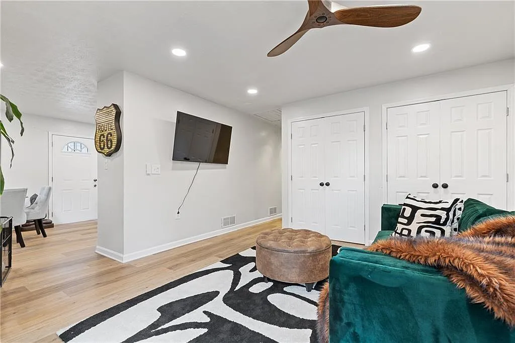 4 bed, 2.0 bath, 1323 sqft, $2,000 — Photo 3