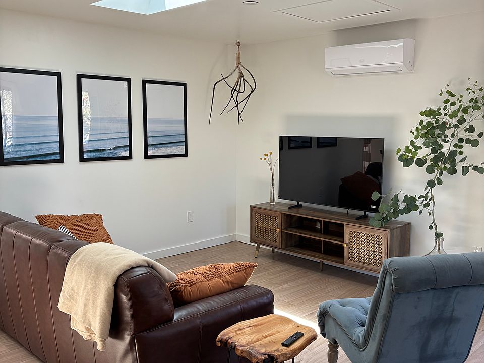 Leather sofa, 60" TV, beautiful light. Rug on it''s way :)