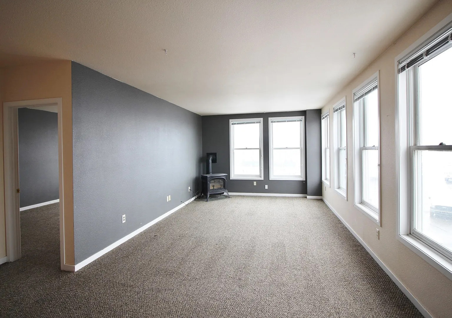 Spacious one bedroom, one bath apartment in town. — Photo 1