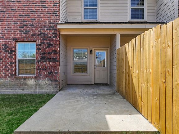 2nd image of 902 Parkplace Rdg