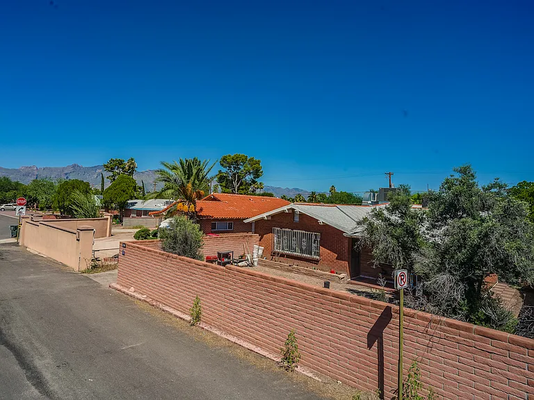 1732 N Campbell Ave — Photo 16