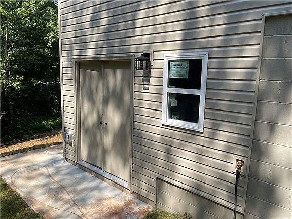 3rd image of 6 Lyneham Ln