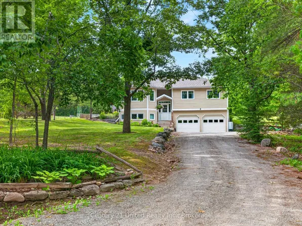 3034 Clear Lake Rd, Selwyn, ON K0L 2H0