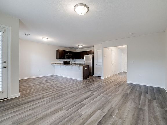 5th image of 174 Barfield Way