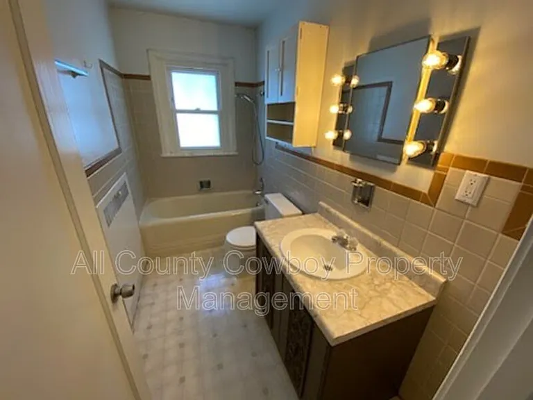 310 S 12th St — Photo 9