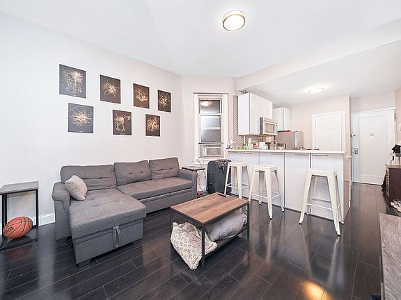 3rd image of 139 Norfolk St APT 1B
