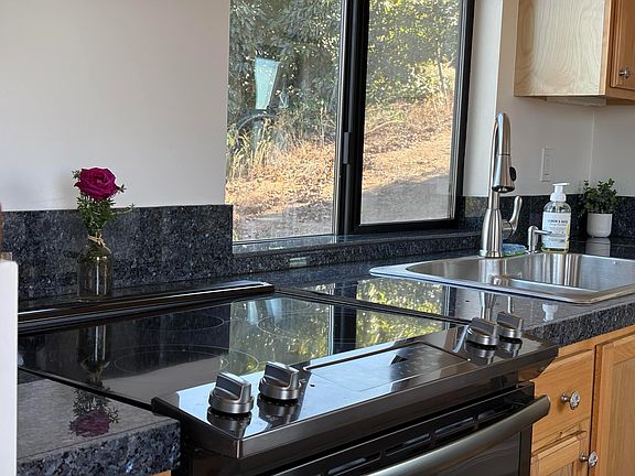 Brand new GE Stove/oven, granite counters and stainless sink