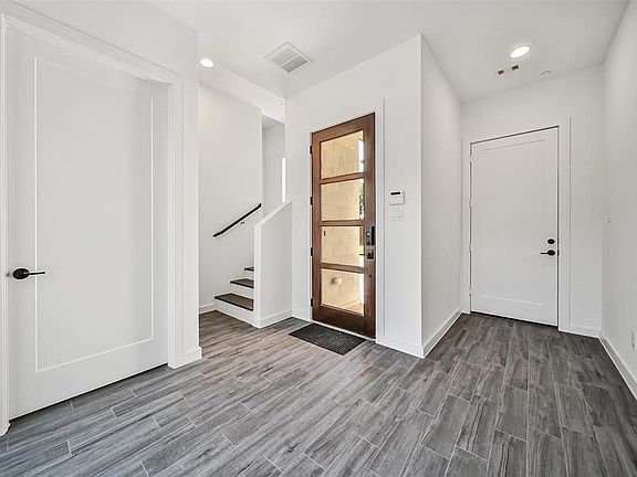 3rd image of 815 W 17th St