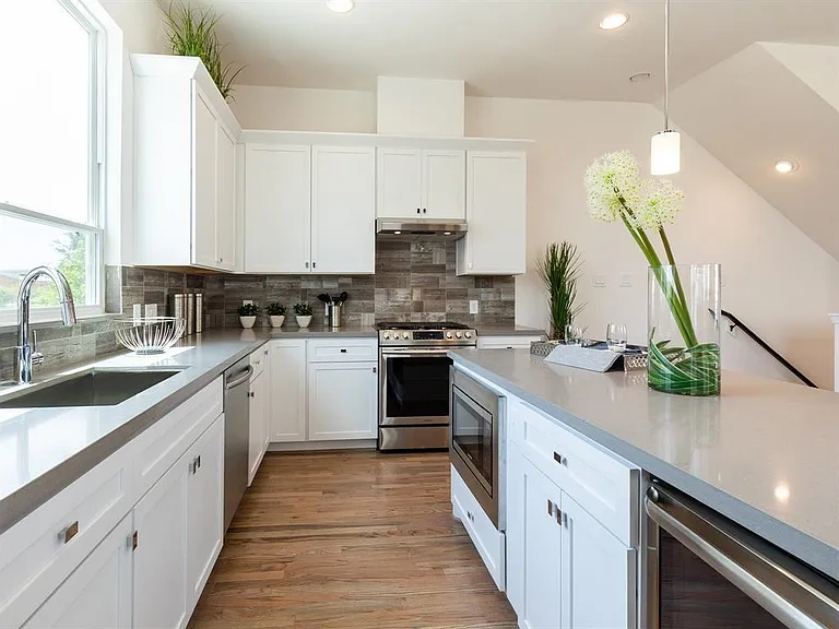 310 Jensen Dr — Photo 9