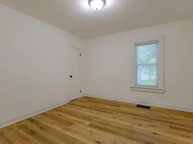 1028 E Potter Ave — Photo 13