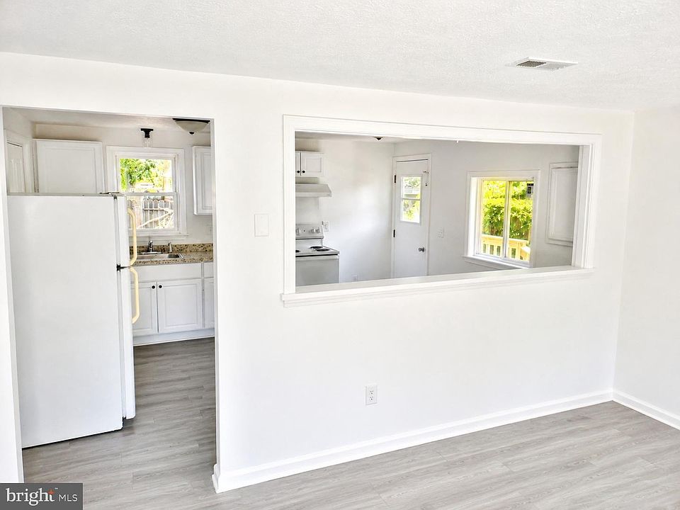 1st image of 21352 Cambridge Ave