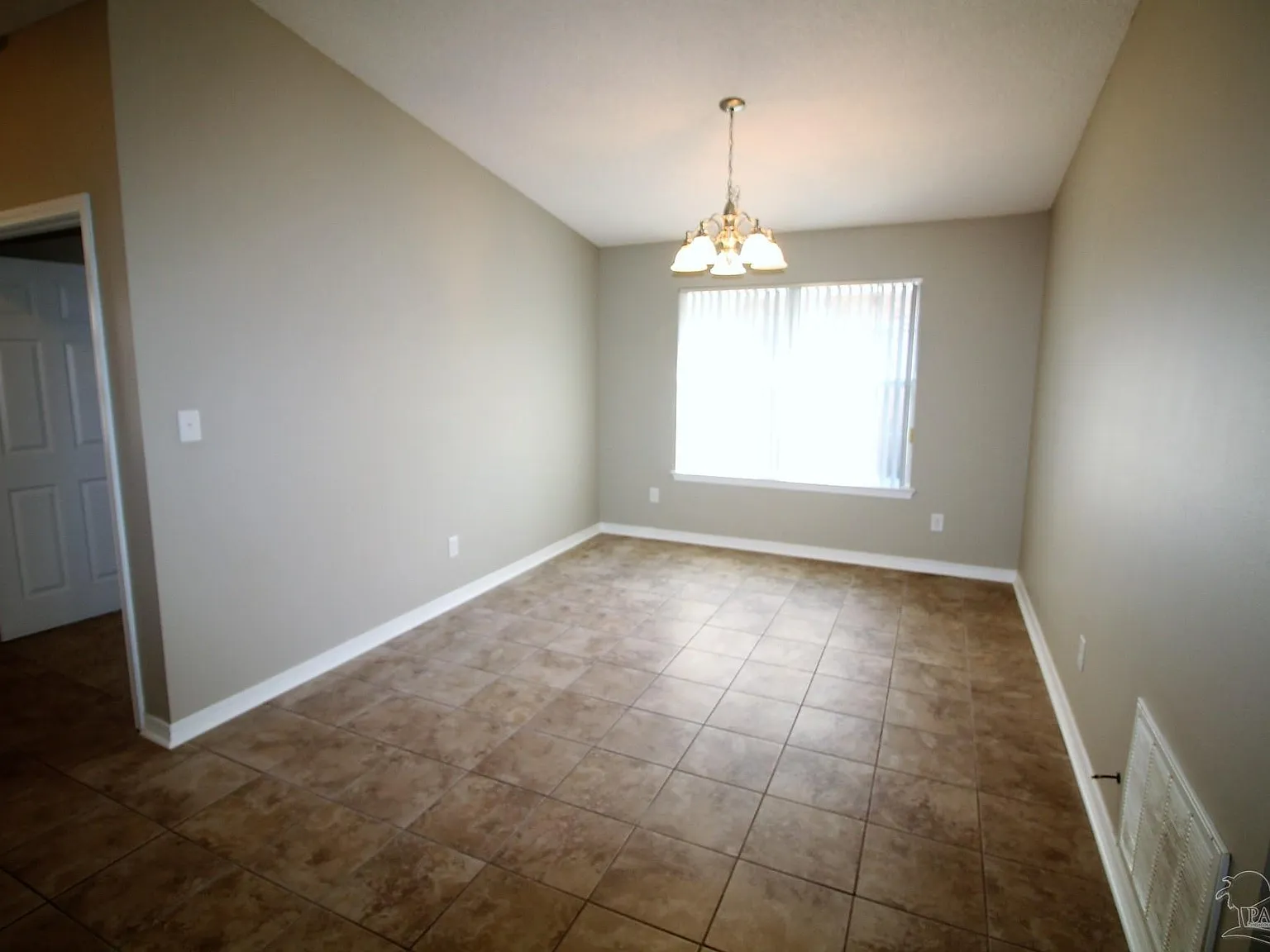 4 bed, 2.0 bath, 1800 sqft, $2,050 — Photo 4