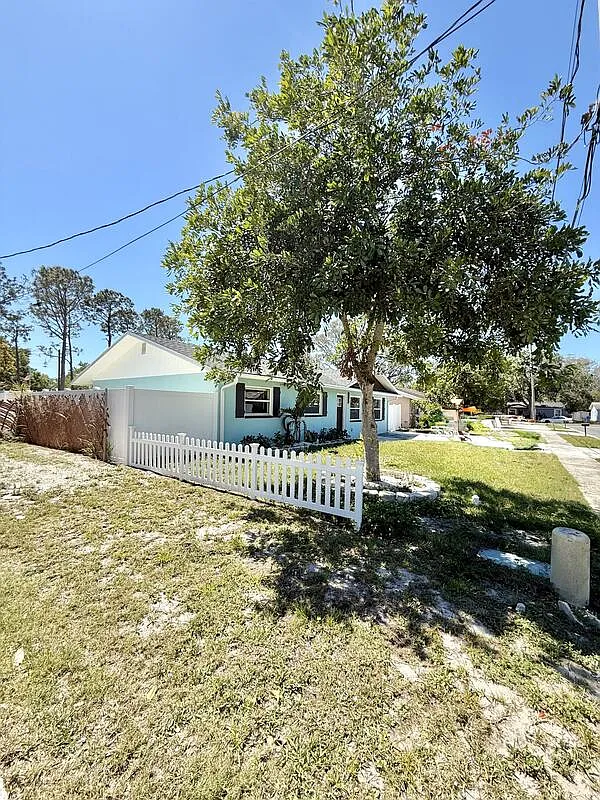 4 bed, 2.0 bath, 1242 sqft, $2,595 — Photo 4